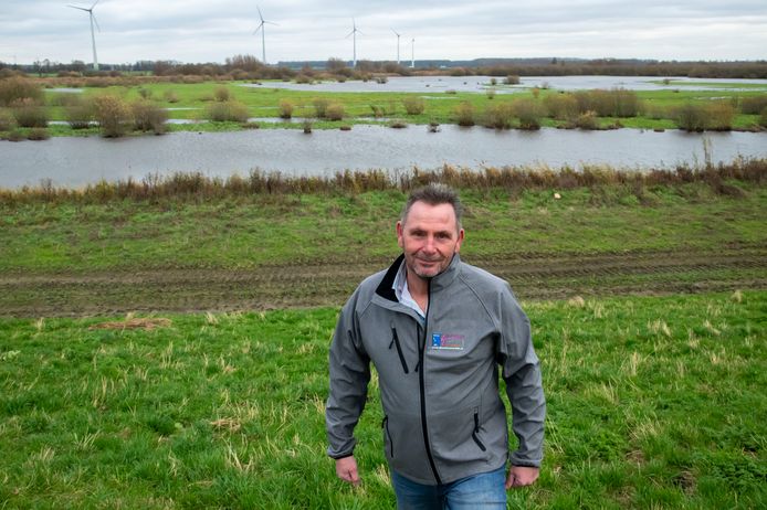 Voorzitter Jan van de Bovenkamp van hengelsportvereniging ‘Ons Stekkie’ maakt zich grote zorgen over de lage waterstand.