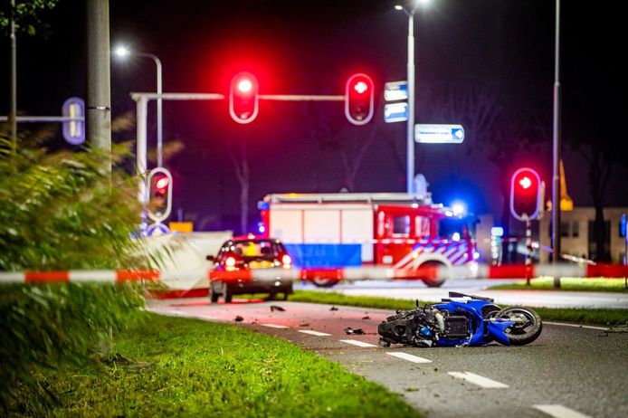 Bij een aanrijding tussen een auto en een scooter in IJsselmuiden kwam de 17-jarige scooterbestuurder om het leven.