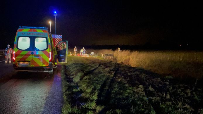 Les traces de pneus sur l'herbe montrent clairement où la voiture a quitté l'autoroute.