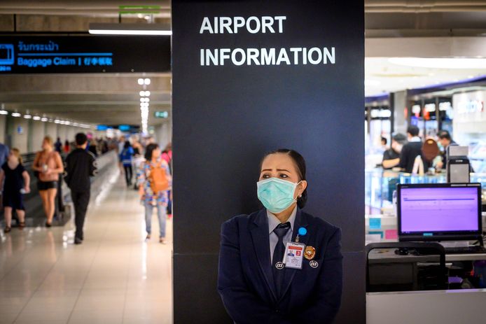 De behoefte aan informatie over de crisis rond het coronavirus is enorm. Ook op de luchthaven van Bangkok staan medewerkers met gezichtsmaskers klaar om mensen op de hoogte te houden