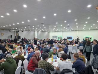 Raadslid Yüksel Kalaz zamelt met eetfestijn 5.000 euro in voor Turkije en Syrië  