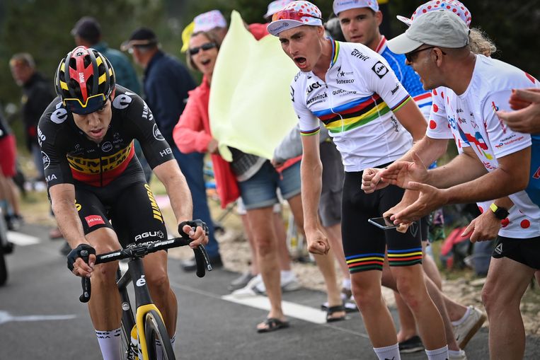 Wout van Aert, dinsdag tijdens de tiende rit. Beeld BELGA
