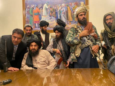 Les talibans crient victoire dans le palais présidentiel à Kaboul