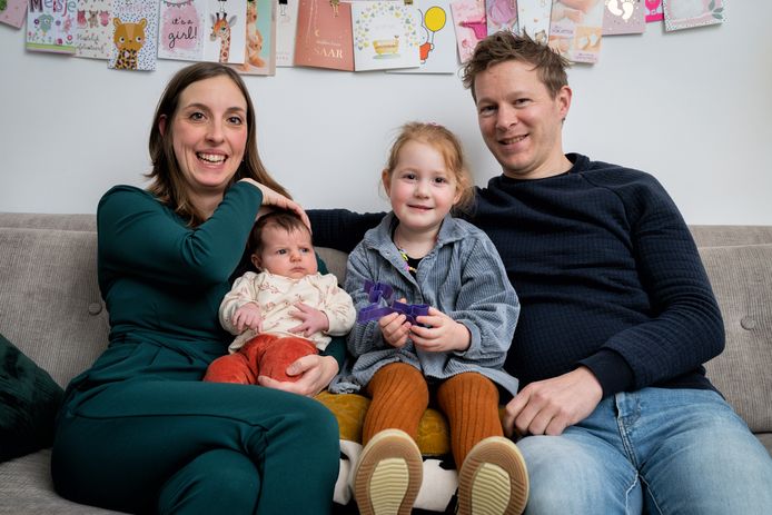 Mieke Langenberg en Arjan Weterings met dochters Julie en Saar ‘nummer een’.