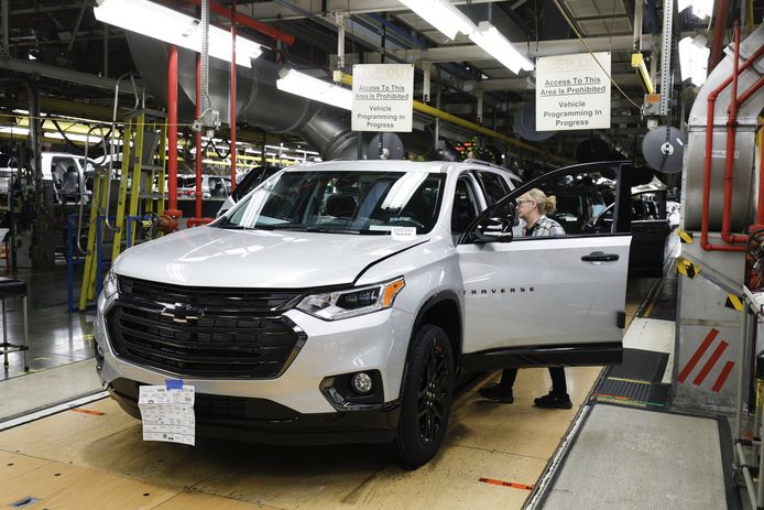 Een medewerkster van een GM-assemblagefabriek in het Amerikaanse Lansing (Michigan). In de fabriek lopen Buicks en Chevrolets van de band. (archieffoto)
