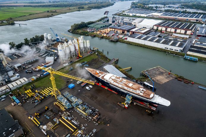 De bootwerf in Zwijndrecht waar het jacht van Jeffrey Bezos wordt gemaakt
