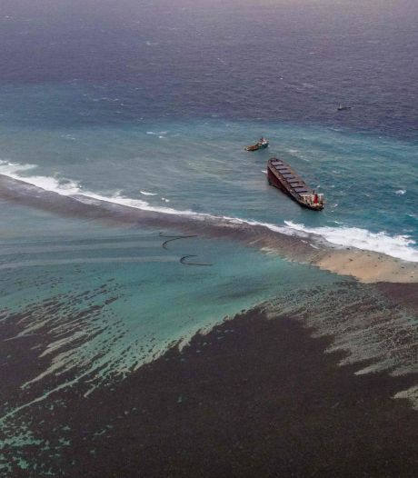 Marée noire à l'île Maurice: le bateau échoué menace de se briser
