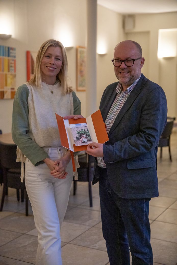 LN Knits schenkt deel van opbrengst pop-up in Antwerpen aan Antwerps dak- en thuislozenrestaurant Kamiano van Sant'Egidio. Links: Ellen Kegels van LN Knits, rechts: Filip Wieërs, verantwoordelijke voor Sant'Egidio in Antwerpen