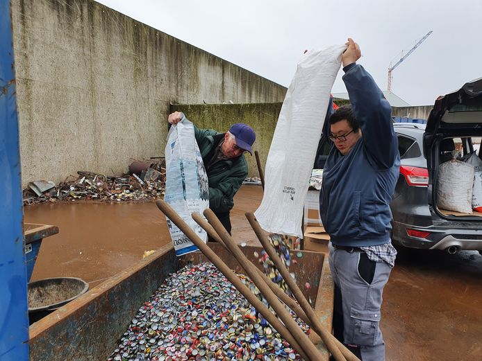 Thijs Brosens ging woensdag samen met zijn vader Jan voor de eerste keer naar Van den Broeck Recycling in Oud-Turnhout. Hij bracht er maar liefst 840 kilogram blikjes en dopjes binnen en kreeg daarvoor zo'n 500 euro.