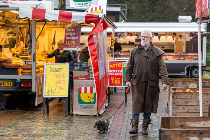 De kersverse marktmeester Rob Smit loopt over de weekmarkt op het Raadhuisplein in Oosterbeek.