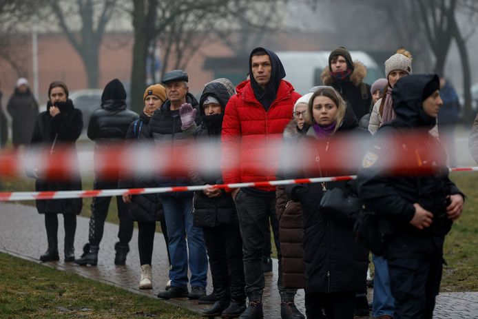 Une foule de personnes se réunit sur le site du crash.