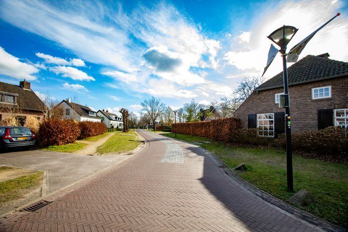 De straat Eeneind, in de wijk Eeneind. Achter de woning rechts ligt de kwekerij met webshop.