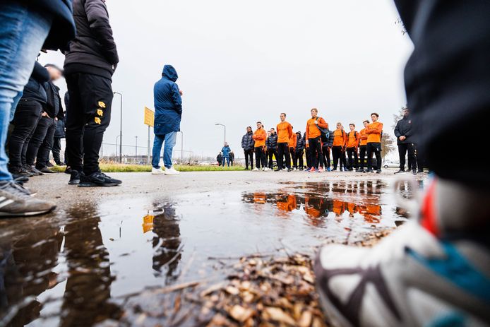 Spelers en stafleden van Willem II worden toegesproken door fans op de weg die naar het trainingsveld in Oisterwijk leidt.
