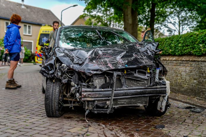 Een van de zwaar beschadigde auto's