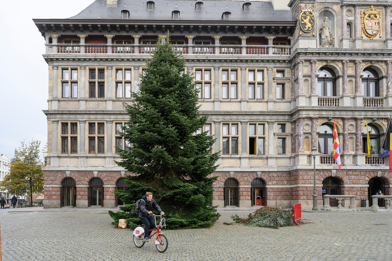 Sinterklaas maakt plaats voor ‘kloefer’ van een kerstboom op Grote