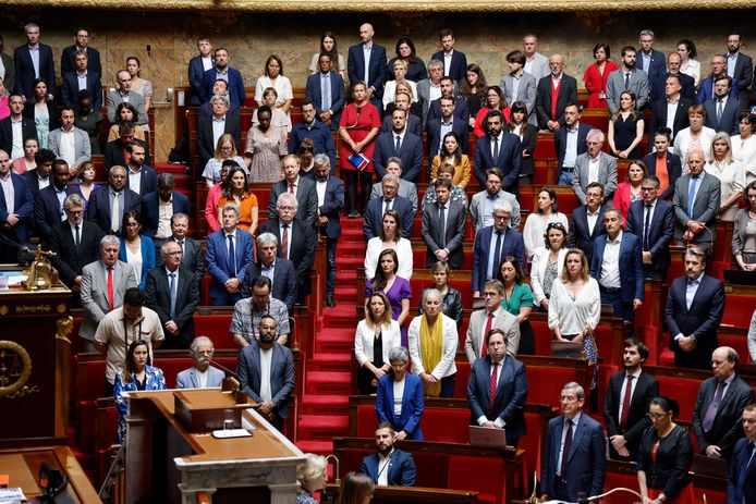 Franse parlementsleden houden een minuut stilte na de mesaanval in Annecy.