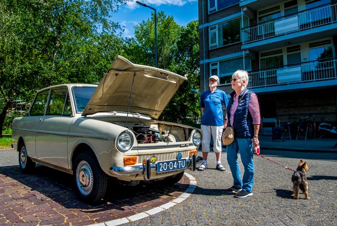 Er staat een DAF voor de Heremaflat in Ommoord, mensen krijgen uitleg over de DAF van de eigenaar.