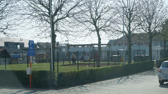 De speeltuin van de buitenschoolse kinderopvang ligt vlak naast de kazerne.