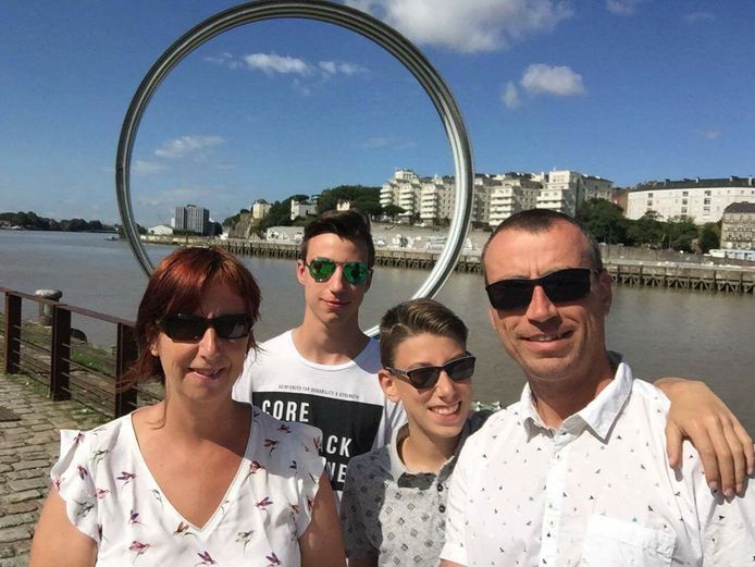 Moeder Vicky Dewulf (43), zonen Wouter (18) en Matias (16) en vader Jan Huyghe (48) op een vorige vakantie.