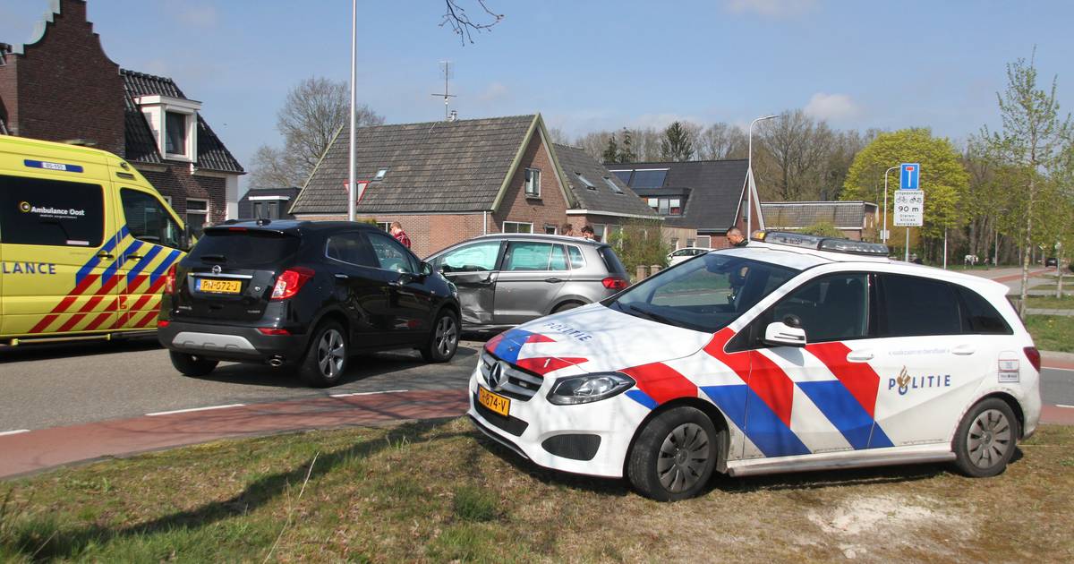 Twee gewonden naar ziekenhuis na aanrijding in Hellendoorn, autos flink beschadigd.