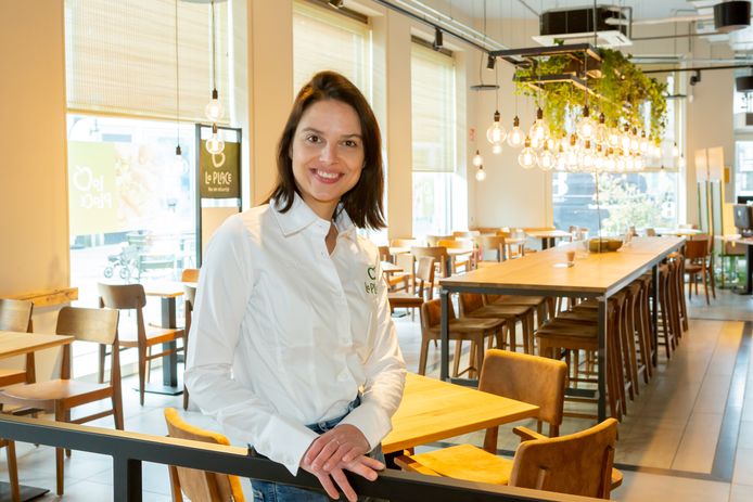 Kelly de Zwart is locatiemanager van La Place Bergen op Zoom. ,,Ons terras staat al uit, dat fleurt het plein hier weer op.’’