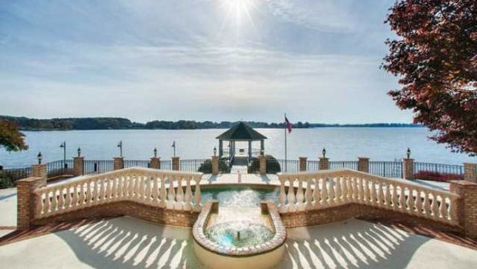 MJ aura une vue imprenable sur un lac aux abords du golf de Peninsula en Caroline du Nord. (source: Realtor)