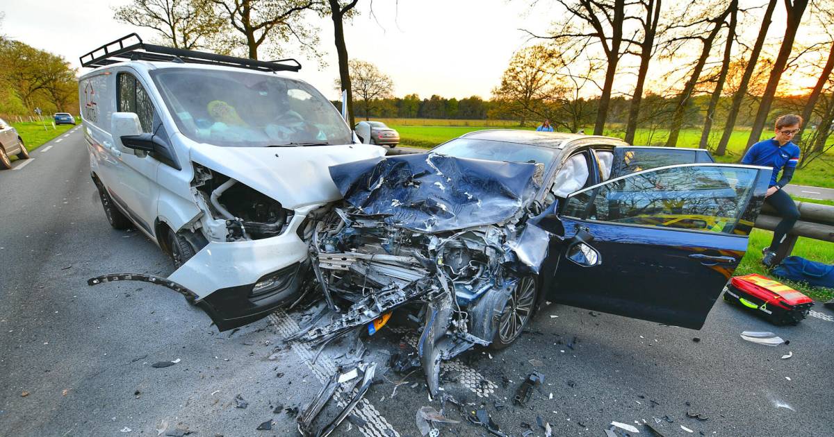 Frontale botsing N69: bestuurder bestelbus had exorbitant veel drugs gebruikt.