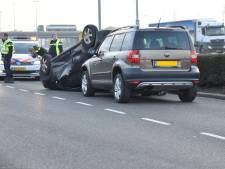 Auto over de kop bij ongeval in Zaltbommel