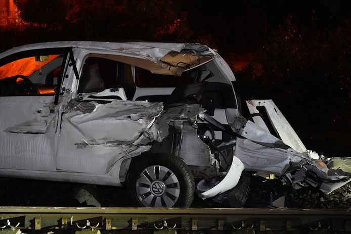 Trein ramt auto op spoorwegovergang in Rijen, bestuurder is spoorloos.