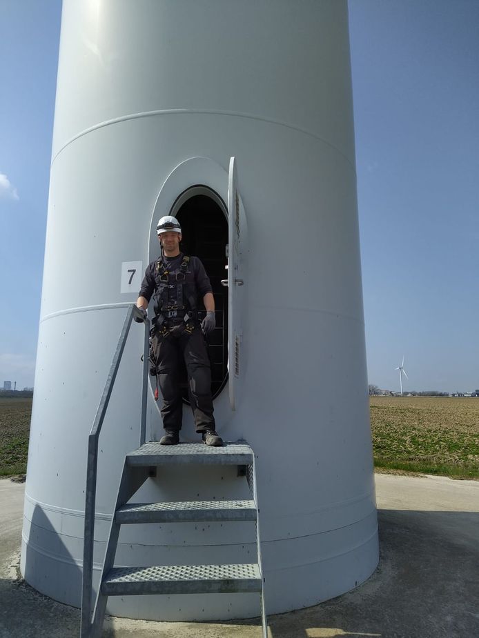 Windmolenmonteur Lennard Hus bij een van de windturbines.