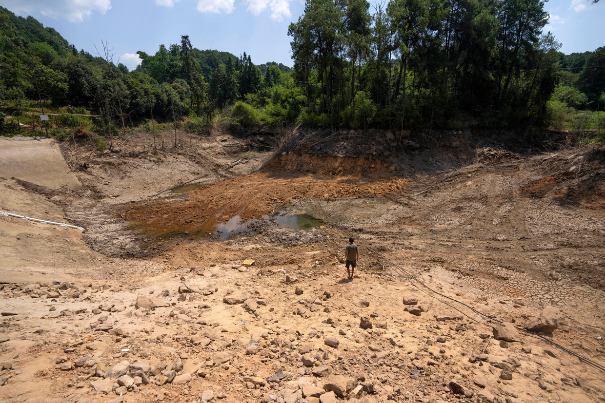 Severe drought in Longquan, southwest China.  Almost all the water in this tank has evaporated.  AP . image