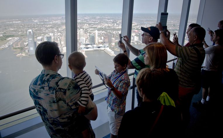 Sinds enkele dagen is het mogelijk om vanaf de hoogste verdiepingen van het nieuwe WTC in New York van het uitzicht te genieten. Beeld ap