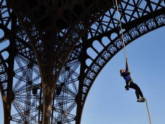 KIJK. Franse atlete beklimt Eiffeltoren met touw en verpulvert wereldrecord