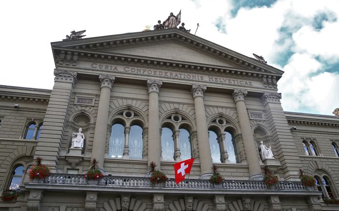 De Zwitserse vlag hangt uit bij het parlementsgebouw in Bern.