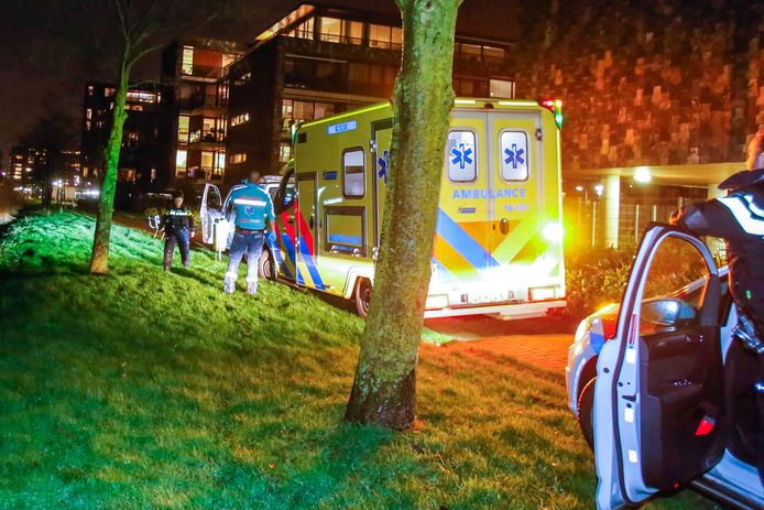 Aan de Uranusstraat in Zwijndrecht stak de 18-jarige M. P. een leeftijdsgenoot neer.