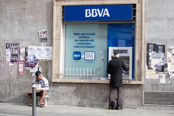 Onder meer bij de Spaanse bank Banco Bilbao Vizcaya Argentaria zouden ontslagen vallen.