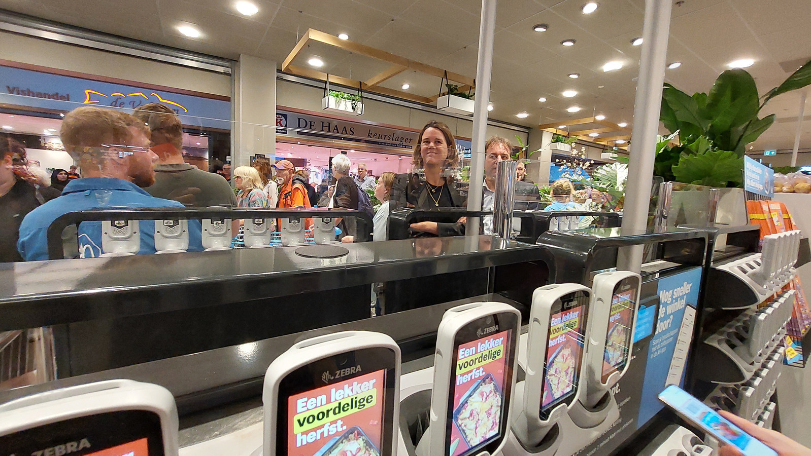Topdrukte bij heropening Albert Heijn XL in Arnhem ‘We vertellen hier