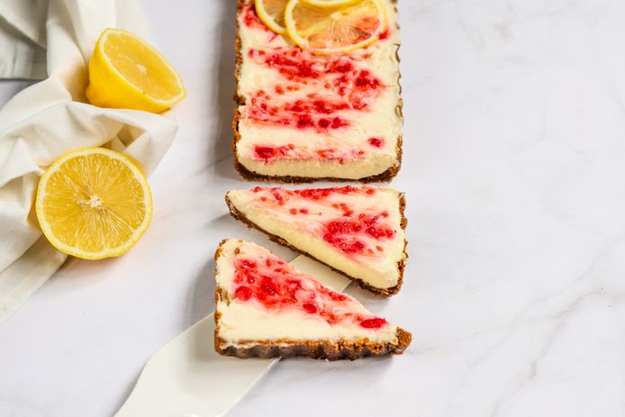 No bake citroen cheesecake met frambozensaus.
