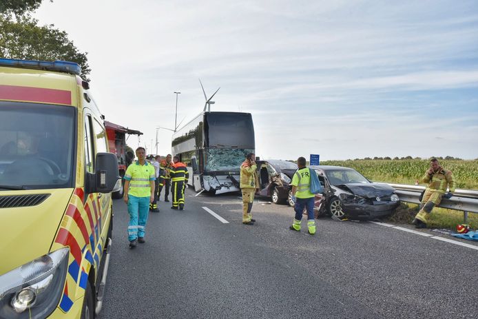 De bus botste op de A58 tegen een auto aan.