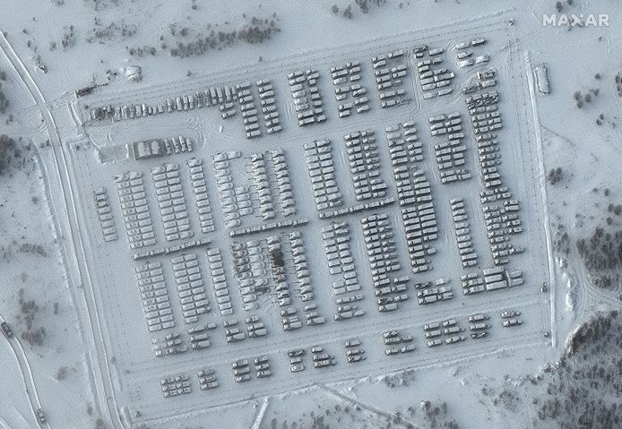 Satellietbeeld van Russische militaire voertuigen.