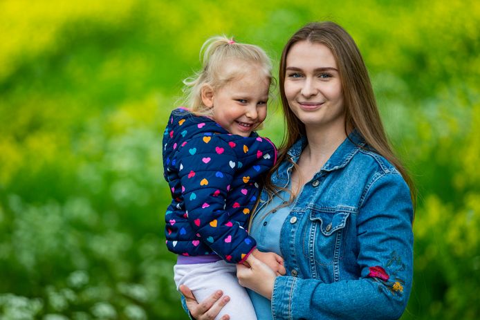 Viktoria Saientok met haar dochtertje Olga, gevlucht uit Oekraïne.