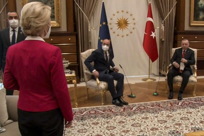 Ursula von der Leyen, voorzitster van de Europese Commissie (links) bleef tijdens een bezoek aan de Turkse president Erdogan (rechts) verbaasd aan de zijkant staan toen bleek dat er slechts één stoel was voor haar en Europees Raadsvoorzitter Charles Michel (midden), die meteen ging zitten.