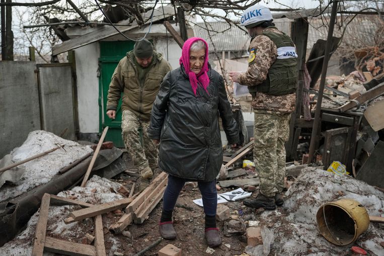 Valentyna Melnychenko op 17 februari in haar door wapens beschadigde huis in Vrubivka, Oost-Oekraïne. Amerikanen betwijfelen of er echt een einde is gekomen aan Poetins plannen voor een invasie. Beeld AP