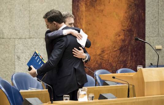 Halbe Zijlstra omhelst Mark Rutte na het afleggen van zijn verklaring.