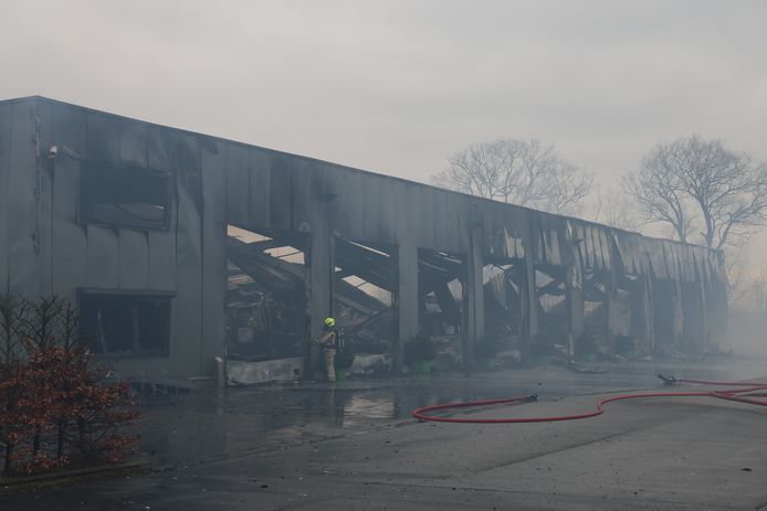 Het bedrijf werd volledig in de as gelegd door de zware brand.