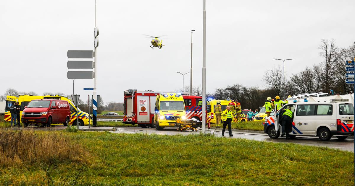 Drama op rotonde in Brummen: twee doden bij ongeluk met busje en vrachtwagen.
