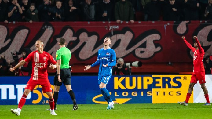 Vaclav Cerny en Joshua Brenet gaan uit hun dak als het laatste fluitsignaal heeft geklonken.