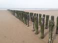Deze paaltjes op het strand van Knokke-Heist zijn vanaf deze week verleden tijd.