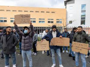 Asielzoekers protesteren bij IND in Zwolle voor betere opvang en snellere procedure
