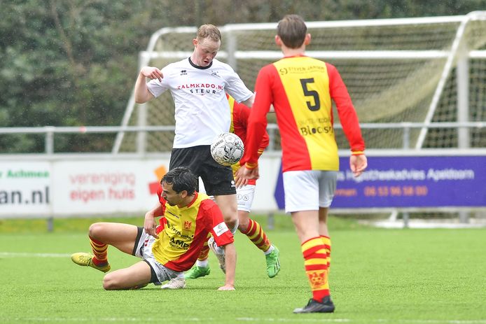 Jelle Macaré van CSV Apeldoorn is even gevloerd door Dennis Lamme van Huizen in een wedstrijd die geen winnaar opleverde.